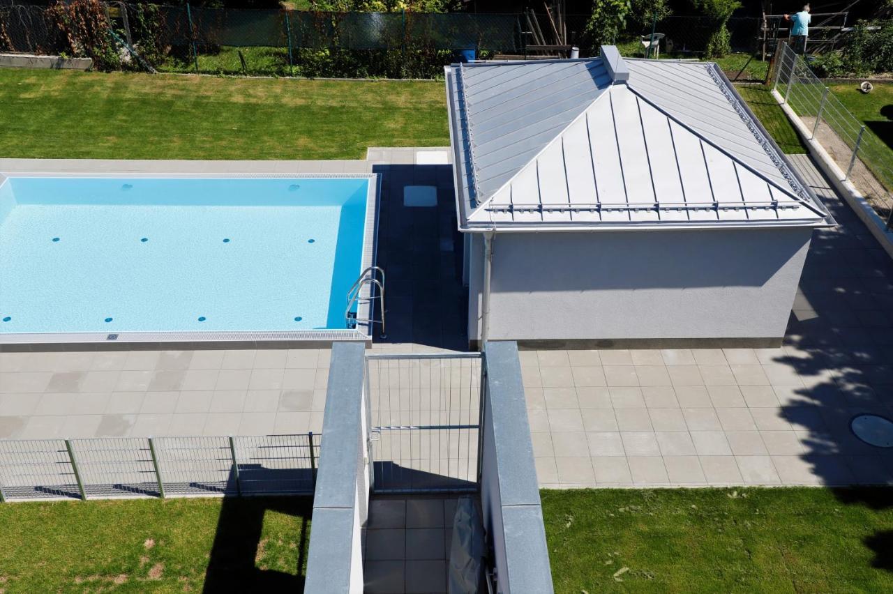 Yellow Flower Apartment With Pool - 5 Min To Lake เวียนนา ภายนอก รูปภาพ