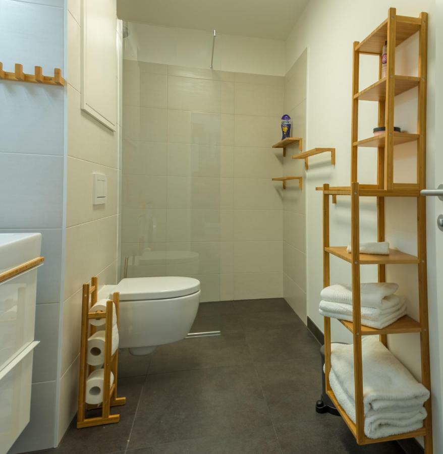 Yellow Flower Apartment With Pool - 5 Min To Lake เวียนนา ภายนอก รูปภาพ