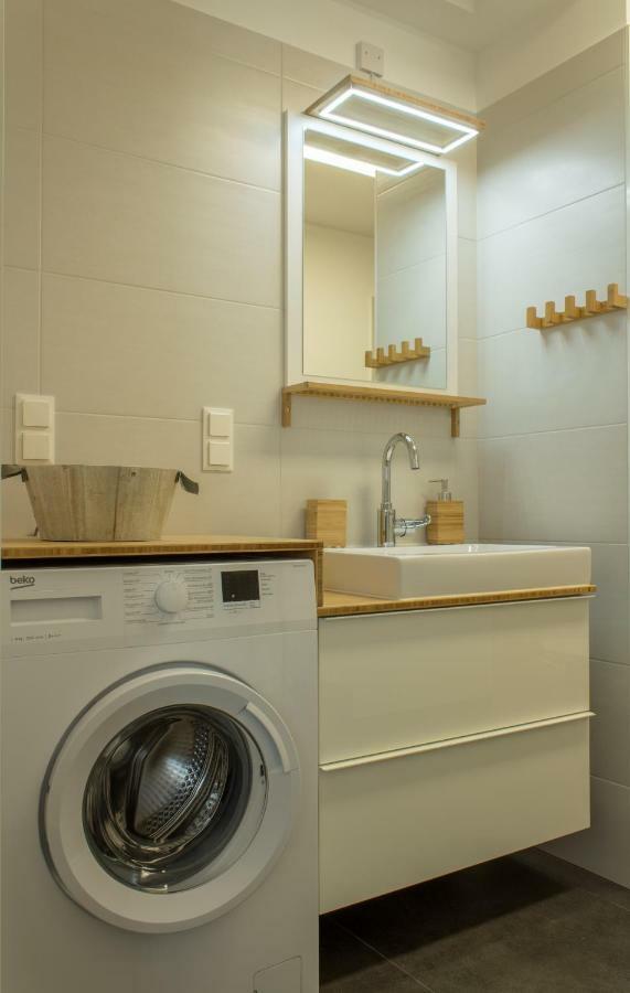 Yellow Flower Apartment With Pool - 5 Min To Lake เวียนนา ภายนอก รูปภาพ