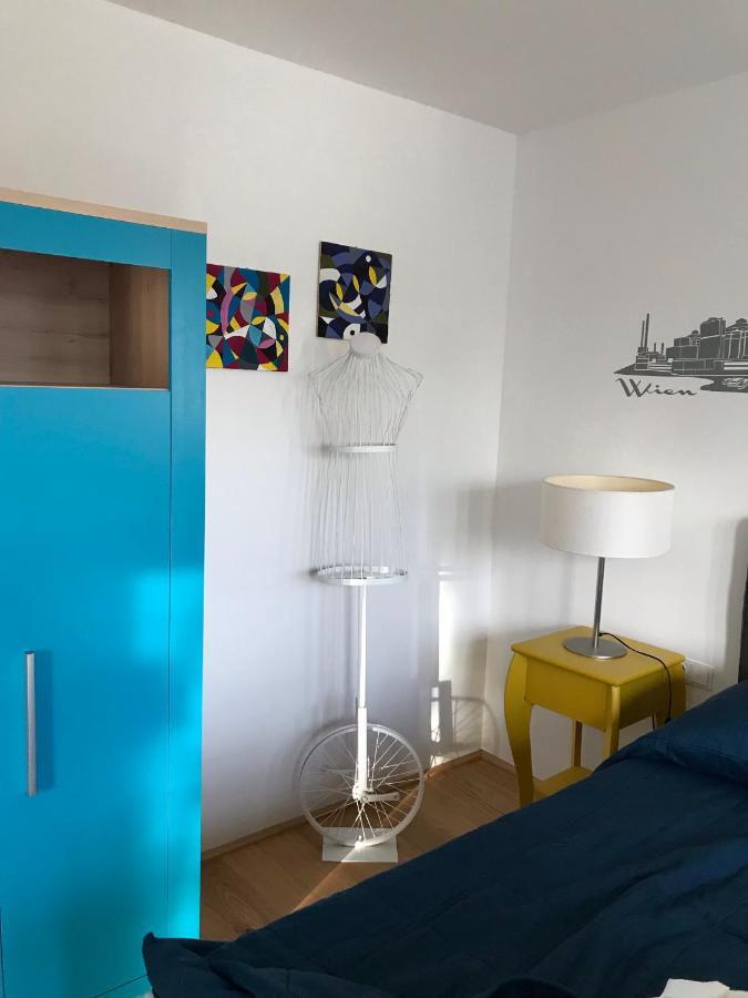 Yellow Flower Apartment With Pool - 5 Min To Lake เวียนนา ภายนอก รูปภาพ